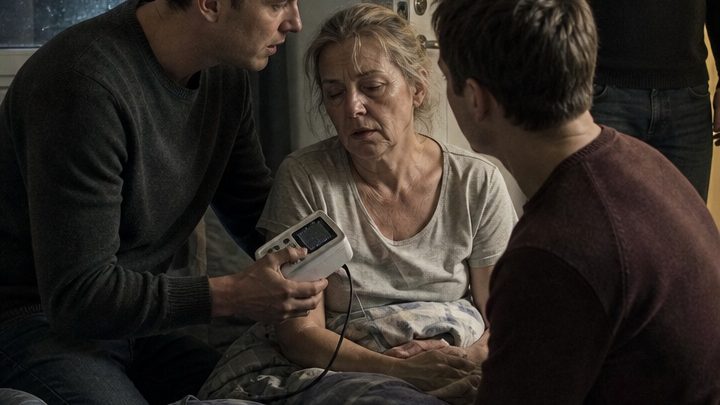 Jeden Abend baten meine beiden Söhne ihre Mutter, bei ihnen zu schlafen – doch als ich eine versteckte Kamera aufstellte und sah, was nachts in ihrem Zimmer geschah, gefror mir das Blut in den Adern 😱💔