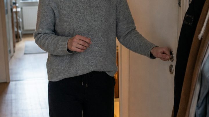 Jeden Abend flüsterte mein Mann unserer siebenjährigen Tochter etwas ins Ohr – doch als er sie eines Tages ins Bad führte und die Tür abschloss, konnte ich nicht länger so tun, als wäre alles normal