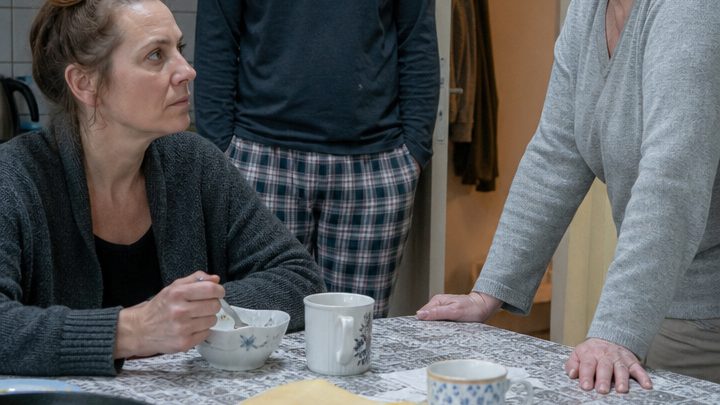 Wir hatten vier Monate auf unseren Urlaub gewartet – doch schon nach drei Tagen zwang die Tante meines Mannes uns, endlich auszusprechen, was wir jahrelang verschwiegen hatten