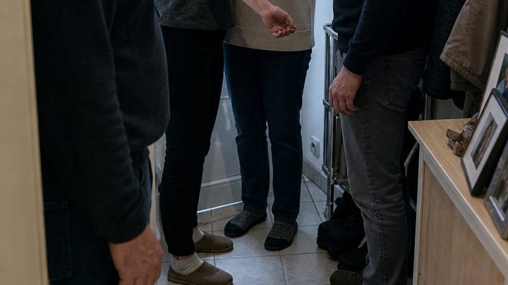 Ich kam nur einen Tag früher nach Hause – und hörte hinter der Tür meine Tochter weinen: Was ich danach über unsere Familie erfuhr, war schlimmer als der Brand selbst