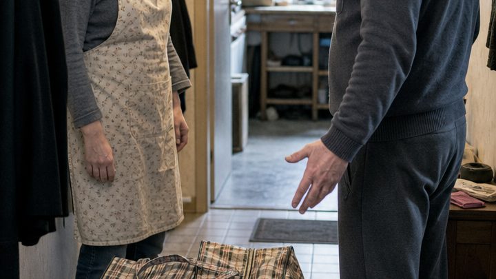 „Meine Eltern ziehen trotzdem bei uns ein“, verkündete mein Mann – doch als seine Großmutter die Wahrheit über das verkaufte Zuhause erfuhr, war plötzlich niemand mehr auf seiner Seite