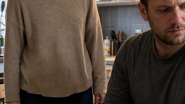 „Du bekommst keinen Laptop, sondern eine Küchenmaschine!“ – Als ihr Mann seine Prämie heimlich an seine Mutter überwies, zog Clara am Hochzeitstag die einzig richtige Konsequenz