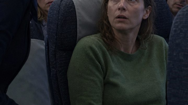 Die Frau auf Platz 8A schlief über dem Atlantik, als der Kapitän plötzlich nach einem Kampfpiloten fragte – und niemand ahnte, dass ausgerechnet sie die einzige Hoffnung dieses Flugzeugs war