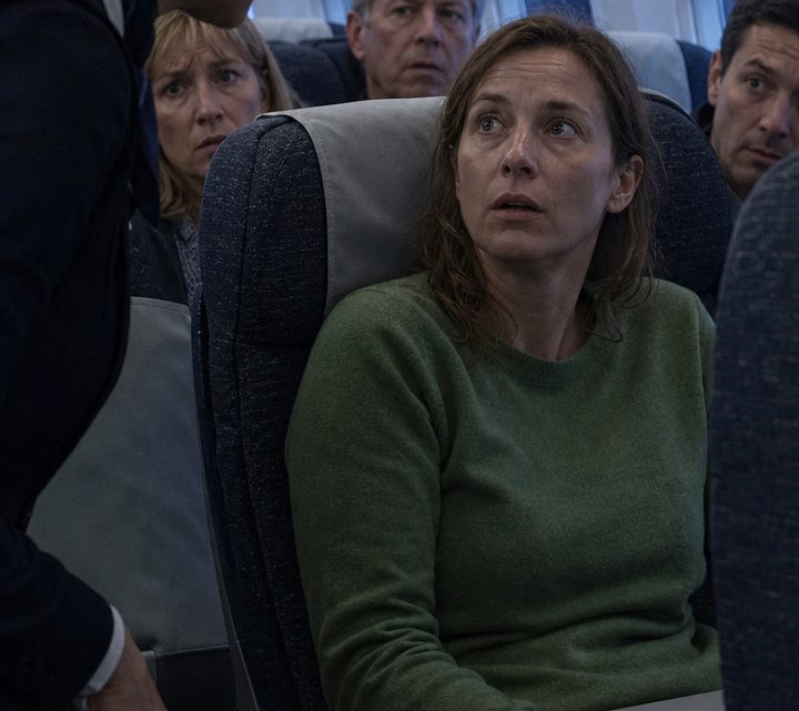 Die Frau auf Platz 8A schlief über dem Atlantik, als der Kapitän plötzlich nach einem Kampfpiloten fragte – und niemand ahnte, dass ausgerechnet sie die einzige Hoffnung dieses Flugzeugs war