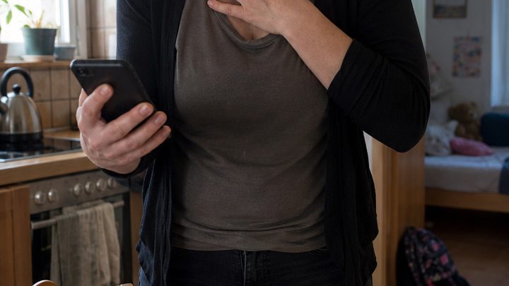 Mein Mann stahl heimlich 58.000 Dollar, die ich drei Jahre lang für die Operation unserer Tochter gespart hatte, und flog damit mit seiner Mutter auf die Malediven – doch zehn Tage später erwartete sie am Flughafen eine Überraschung, die sie niemals vergessen würden 😒😮