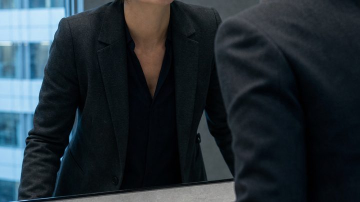 Meine Rivalin schnitt mir im Büro meines Mannes die Haare ab – doch fünf Minuten später begann sein ganzes Imperium zu zerbrechen
