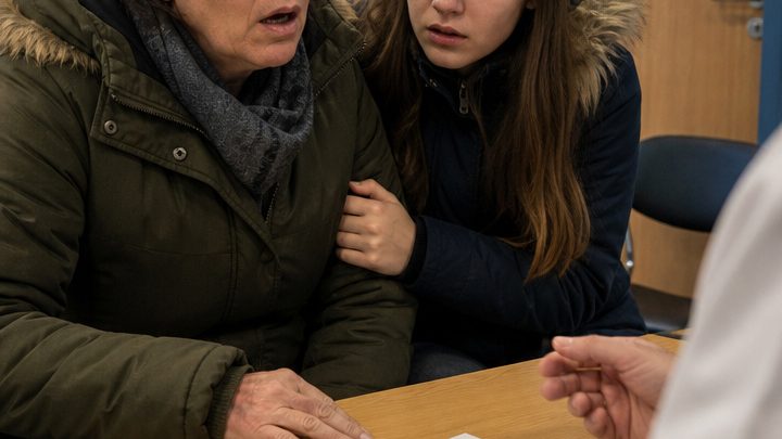 Fünfunddreißig Jahre lang zwang mein Mann mich jeden Abend, mit ihm aus derselben Flasche zu trinken – nach seinem Tod ließ ich die dunkle Flüssigkeit untersuchen, und als der Arzt die Ergebnisse sah, schloss er sofort die Tür seines Zimmers ab … 😨