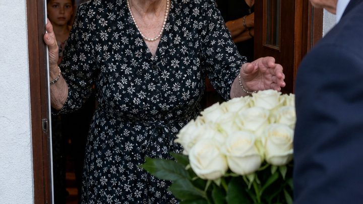 Meine 87-jährige Großmutter rief unter Tränen die ganze Familie an und sagte: „Kommt am Sonntag zu mir – es wird unser letztes gemeinsames Abendessen sein.“ Wir waren sicher, dass der Arzt ihr eine schreckliche Nachricht überbracht hatte … Doch was sie uns später offenbarte, erschütterte uns noch viel mehr … 😱💔