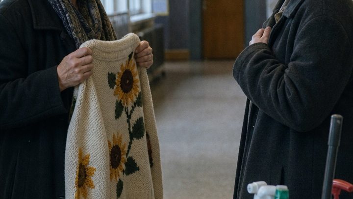 Vierzig Jahre lang fragte ich mich, warum meine Zwillingsschwester fortgegangen war – dann brachte meine Enkelin einen alten Pullover nach Hause, der alles enthüllte, was meine Familie vor mir verborgen hatte