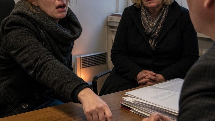 „Unterschreiben Sie hier, dann gehört das Haus Ihrer Schwiegermutter“ – doch was Maren am nächsten Morgen vorlegte, ließ ihren Mann und seine Mutter um alles bangen