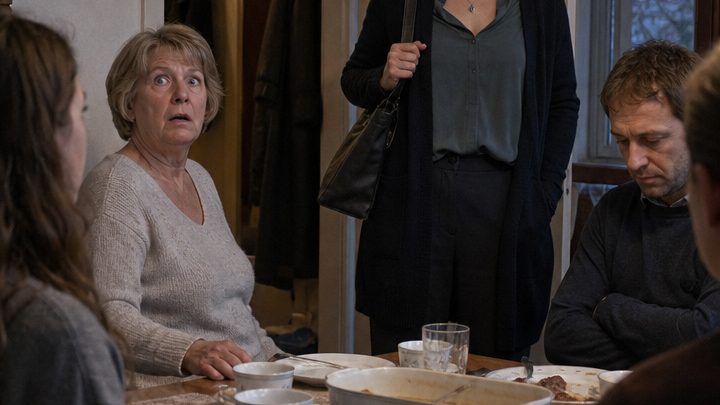 Zwölf Jahre lang hielt ihre Schwiegermutter sie für eine einfache Putzfrau – bis eine einzige Nacht im Krankenhaus allen zeigte, wer diese Frau wirklich war