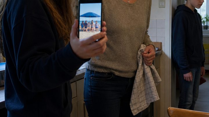 Elf Sommer lang glaubte ich, die Familie meines Mannes wolle meine Kinder nicht bei sich haben – bis ein einziges Strandfoto meine Tochter zwang, die Frage zu stellen, der ich immer ausgewichen war, und meine Schwiegermutter endlich die Wahrheit enthüllte