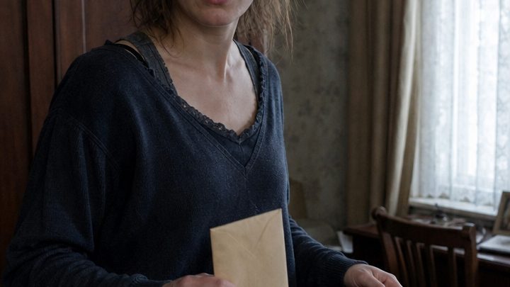 Meine Großmutter bewahrte fünfundzwanzig Jahre lang ein Geheimnis – und in dem letzten Umschlag stand der Name des Menschen, der meine Familie zerstört hatte