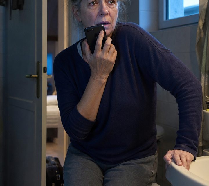 Meine Schwiegermutter blieb nach dem Urlaub bei einem Mann, den sie kaum eine Woche kannte – fünf Tage später rief sie mich mitten in der Nacht an und flüsterte: „Bitte hilf mir. Aber sag meinem Sohn nichts.“