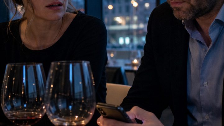 Mein Mann führte mich in das teuerste Restaurant der Stadt und ließ mich dort auf eine Nachricht warten – dann zeigte er mir ein Geheimnis, das siebzehn Jahre lang verborgen geblieben war und alles veränderte 😱💔