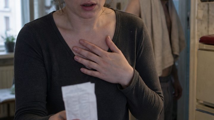 „Deine Tochter hat gesagt, ihr Mann bekomme kein Gehalt – warum trägt er dann Einkaufstüten in die Wohnung seiner Mutter?“ Als Clara die Wahrheit entdeckte, nahm sie ihm alles zurück