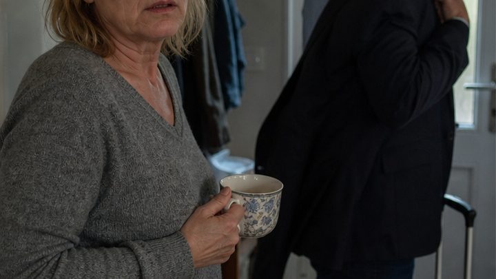 „Ich kann nicht länger mit einer Rentnerin zusammenleben“, sagte mein Mann nach dreißig Ehejahren – und ein Jahr später verlangte er ausgerechnet von mir, seine Hochzeit zu retten