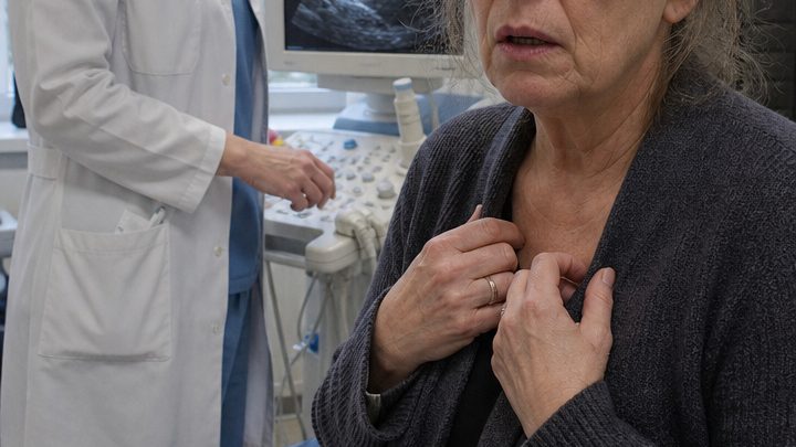 Mit sechsundsechzig glaubte sie, ein spätes Wunder zu erwarten – doch als der Arzt den Ultraschall sah, wurde sein Gesicht kreidebleich und er sagte: „Claudia, das ist kein Baby …“