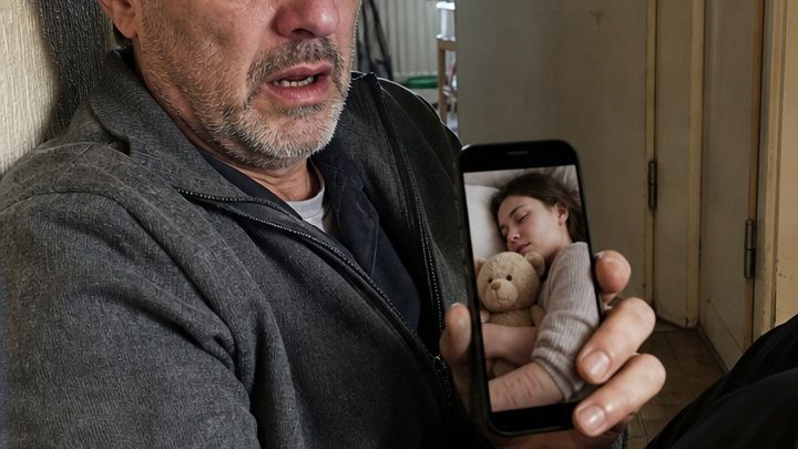 Ich fotografierte meine schlafende Tochter und schickte das Bild meiner Frau – eine Minute später rief sie unter Tränen an, und als ich den Ärmel genauer betrachtete, begriff ich, was ich jahrelang übersehen hatte