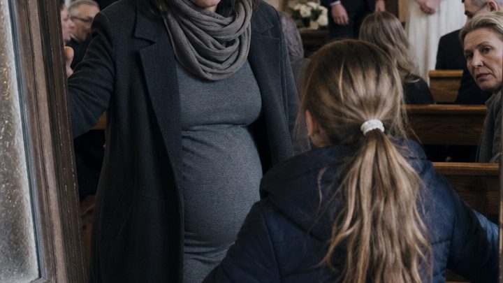 Mein Mann verließ mich schwanger wegen meiner jüngeren Schwester – und lud sogar mich und unsere Kinder zu ihrer Hochzeit ein… Doch mitten in der Zeremonie enthüllte meine neunjährige Tochter die Wahrheit, worauf im ganzen Saal totenstille herrschte 😱🤯