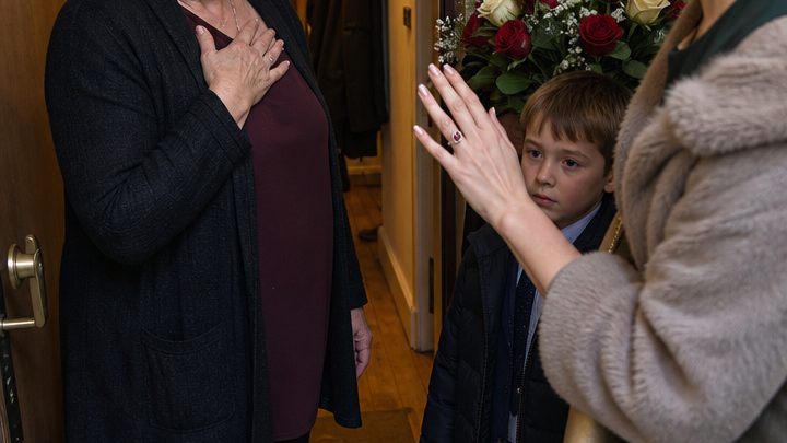 „Bist du wirklich meine Großmutter? Mama sagt, ich hätte keine“ – erst als ihr Sohn vom Verkauf des Grundstücks erfuhr, erinnerte er sich nach acht Jahren wieder an sie