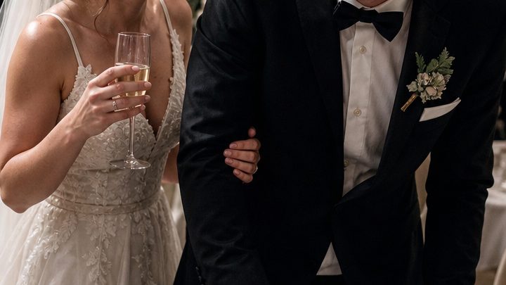 In der Nacht ihrer Hochzeit hob die Braut ihr Glas, während ihr Bräutigam plötzlich zu taumeln begann – und nur sie wusste, dass seine letzten Minuten längst begonnen hatten