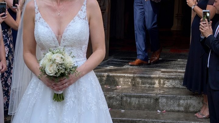 Als nach der Trauung die Kirchentüren aufgingen, trug mein frischgebackener Ehemann nicht mich, sondern seine Mutter hinaus – „weil auch sie diesen Augenblick verdient hat“; ich stand wie erstarrt in meinem Brautkleid, während alle Gäste zusahen, bis meine Mutter hervortrat und mit wenigen Worten die ganze Kirche zum Schweigen brachte