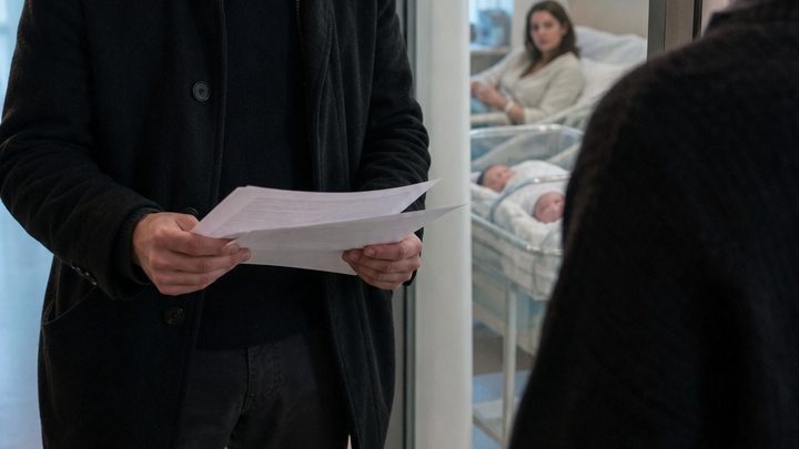 Mit 22 heiratete mein bester Freund völlig unerwartet meine verletzliche Schwester – erst als sie bei der Geburt ihrer Zwillinge fast starb, erfuhr ich, dass meine Eltern ihm dafür eine sechsstellige Summe gezahlt hatten