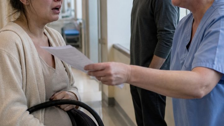 Mit vierundzwanzig wurde sie Mutter – doch als ihr Mann verlangte, dass niemand ihr das Baby mehr brachte, glaubte sie, die schlimmste Entscheidung ihres Lebens selbst getroffen zu haben