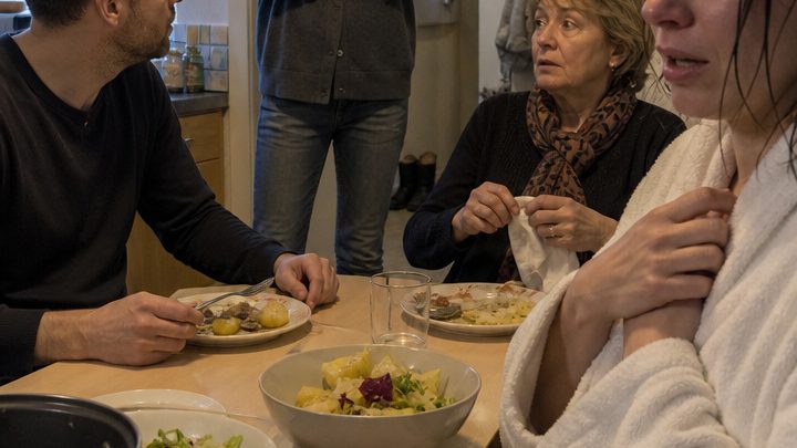 Als ich nach Hause kam und meinen Mann mit seiner Geliebten in meinem Bademantel vorfand, erklärte er mir, er brauche „Freiheit“ – doch meine Antwort ließ allen das Lachen vergehen