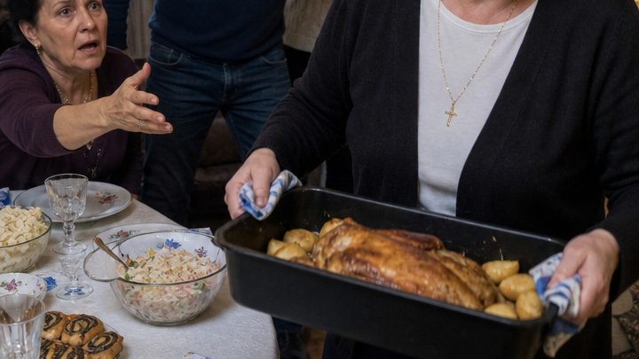 „Für diesen armseligen Festtagstisch schäme ich mich vor meiner Familie!“ – Doch als die Gäste nach dem besten Braten griffen, nahm Helga ihn einfach wieder mit