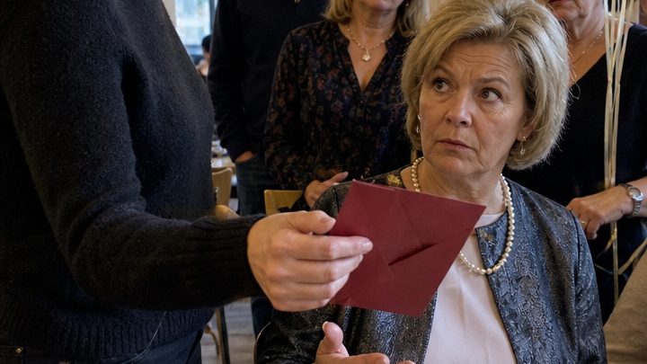 „Wie viel hast du in den Umschlag gelegt?“ – Vor allen Verwandten gab die Ehefrau ihrer Schwiegermutter genau das Geschenk zurück, das diese einst zur Hochzeit gemacht hatte