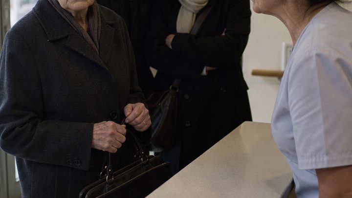 „Es wäre für alle leichter, wenn du endlich sterben würdest“ – doch als ihr Sohn seine Mutter ins Pflegeheim abschieben wollte, erkannte eine Mitarbeiterin sie wieder und brachte die ganze Wahrheit ans Licht