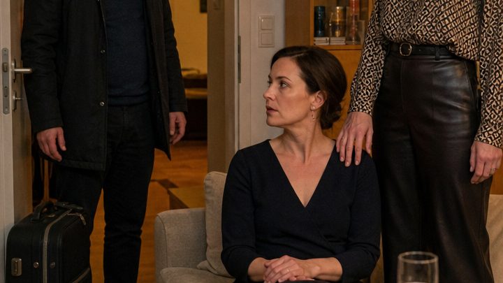 Als ihr Mann für eine Woche mit seiner Kollegin verreiste, glaubte er, endlich ein neues Leben zu beginnen – doch bei seiner Rückkehr erwarteten ihn Champagner, ein fremder Mann und eine Wahrheit, die alles veränderte