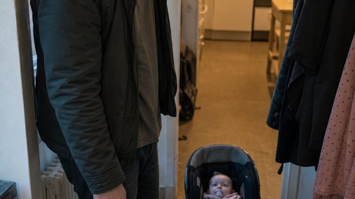 Als mein Bruder vor achtzehn Jahren seine drei kleinen Töchter vor meiner Tür zurückließ, ahnte ich nicht, dass sie mich eines Tages vor der ganzen Schule ihren wahren Vater nennen würden