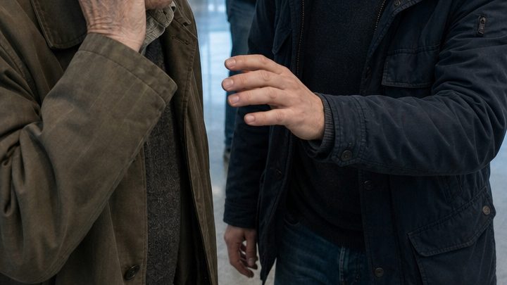 Ich half einem alten Mann am Flughafen mit seinem Koffer – wenige Minuten später nahm er mein Handy und rief die Polizei… Als ich hörte, was er sagte, wurde mir eiskalt 😨😱