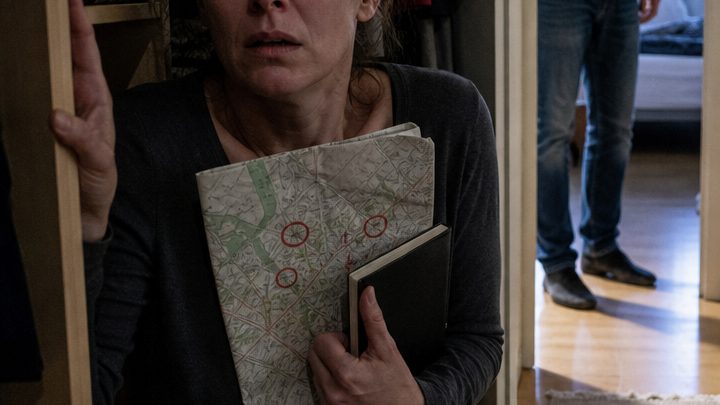 Mein Sohn versteckte heimlich Gabeln unter seiner Matratze und bekam jedes Mal einen panischen Blick, wenn ich ihn danach fragte – bis er mir eines Abends zuflüsterte, es sei das Geheimnis seines Vaters; dann öffnete ich den Kleiderschrank meines Mannes und erkannte, dass ich den Menschen neben mir all die Jahre nie wirklich gekannt hatte 😨🍴