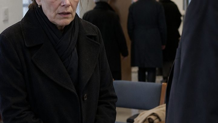 Nach der Beerdigung meines Mannes bat mich sein Anwalt zu bleiben – in einer alten Metallkassette fand ich die Wahrheit über meine Mutter, die unsere Familie nach elf Jahren plötzlich in einem völlig neuen Licht erscheinen ließ