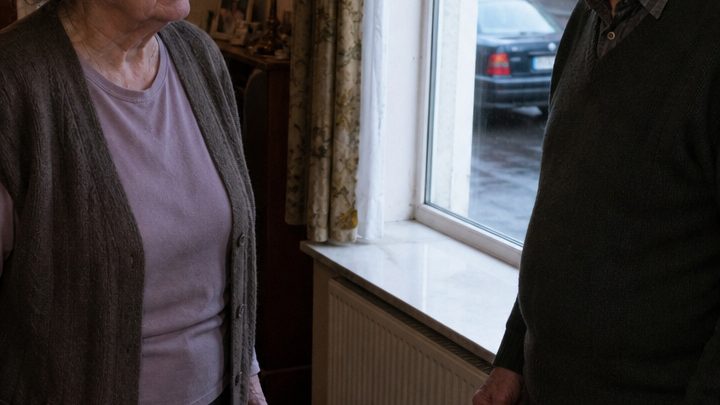 Zehn Jahre lang verlangte mein Mann jeden Sonntag eine Tasse Tee am Fenster – als ich sie eines Tages nicht hinstellte, bekam ich es mit der Angst zu tun