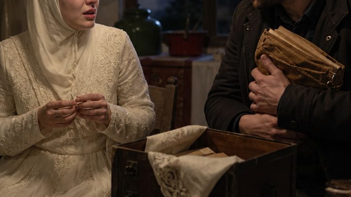 Ihr Vater hielt sie für eine Last und verheiratete sie mit einem angeblich mittellosen Bettler – doch in der Hochzeitsnacht erfuhr sie, wer wirklich hinter diesem Mann steckte