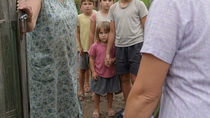 Sie wartete den ganzen Sommer auf ihre Enkelin – doch dann stellte ihre Cousine fünf Kinder vor das Gartentor und sagte: „Du hast doch Platz genug!“ Was danach geschah, veränderte die ganze Familie