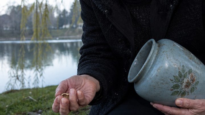 Nach vierzig Jahren Ehe glaubte ich, jedes Geheimnis meines Mannes zu kennen – bis seine Asche aus dem Ausland zurückkam und ein Ring mir offenbarte, dass die letzten Jahre unseres Lebens auf einer Lüge gebaut waren