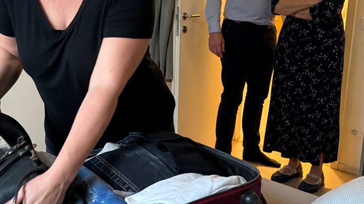 „Welchen Koffer soll ich nehmen – den großen oder den kleinen?“: Als ihre Schwiegermutter plötzlich mit in den Jahrestagsurlaub wollte, traf Anna eine Entscheidung, mit der niemand gerechnet hatte