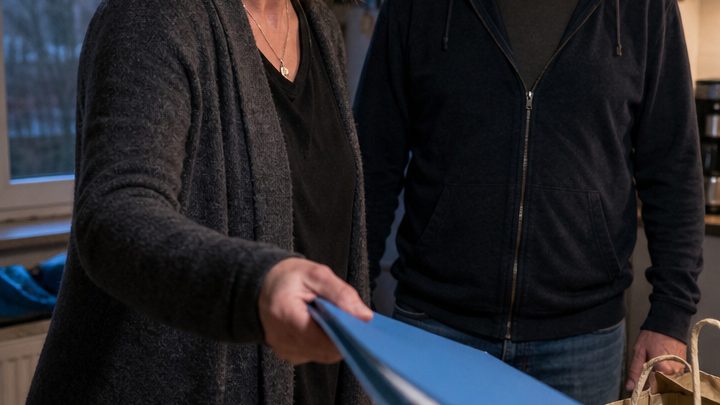 Als alle Verwandten längst von meiner angeblichen Scheidung wussten, erfuhr ich durch meine Schwägerin davon – und begriff, dass mein Mann nicht einmal seine eigene Ehe verteidigen konnte