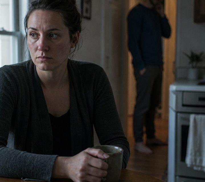 „Mutter braucht sofort eine eigene Wohnung!“ – Als Nathalie nachts das heimliche Gespräch ihres Mannes belauschte, überwies sie das gesamte Ersparte und stellte ihn vor eine Entscheidung, die ihre Ehe für immer verändern sollte