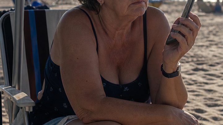 „Mama, auf unserem Grundstück sind Fremde!“ – Als ihr Sohn sie wütend zur Rede stellte, antwortete sie nur: „Es ist nicht mehr unseres. Ich habe verkauft und bin ans Meer gefahren.“