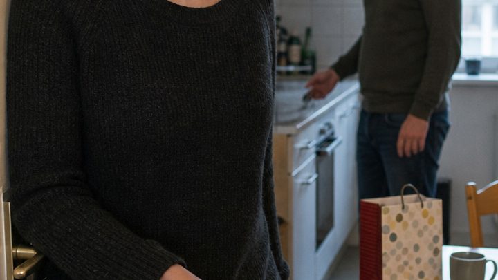 „Hast du denn jedes Gefühl verloren?! Deine Mutter hat fast zweihundert Blutdruck, und du denkst schon wieder nur an dich!“