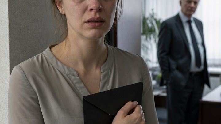 Acht Monate lang arbeitete ich als Sekretärin für einen 74-jährigen Firmenchef – dann schloss er eines Abends die Bürotür ab und sagte: „Von diesem Augenblick an darfst du niemandem erzählen, was hier geschieht.“ Am nächsten Morgen rief mich sein Anwalt an. 😱💔