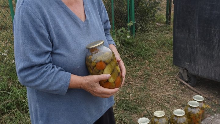 Als Helga sechs randvolle Einmachgläser neben den Müllcontainern entdeckte, glaubte sie, ihre Nachbarin habe ihr Geschenk verachtet – doch die Wahrheit ließ ihr das Herz brechen