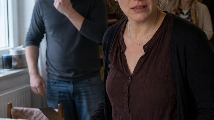 „Du lebst auf meine Kosten!“ Mein Mann verlangte getrennte Kassen – bis seine eigene Familie sah, wie er den 60. Geburtstag seiner Mutter vorbereitet hatte